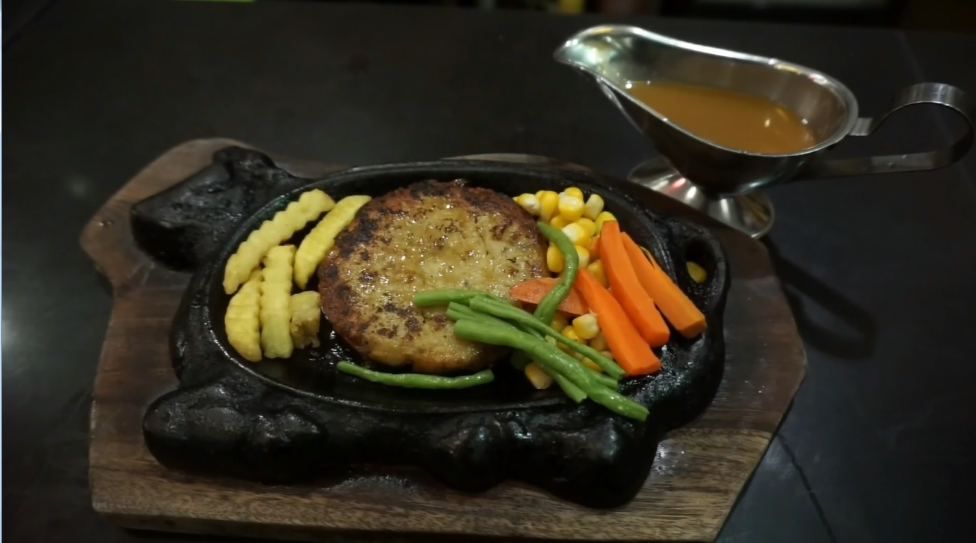 Seporsi steak tengiri khas Sidoarjo yang sedang viral (Foto / Metro TV) 