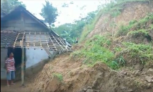Longsoran tanah menimpa rumah warga di Trenggalek, Jawa Timur. (metrotv)