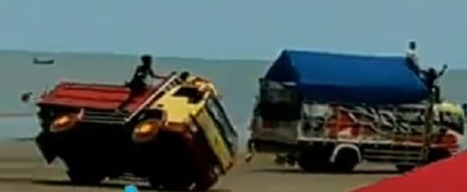 Aksi sopir truk yang ugal-ugal di pantai Cemara Tuban (Foto / Metro TV)