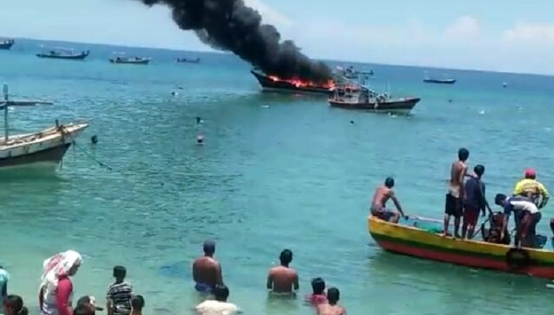 Sejumlah warga melihat api yang menghanguskan kapal motor di di Pulau Gili Ketapang (Foto / Metro TV)