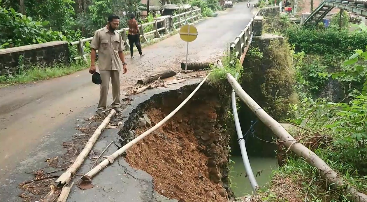 Jembatan di Desa Bangun nyaris putus setelah diterjang banjir bandang (Foto / Metro TV)