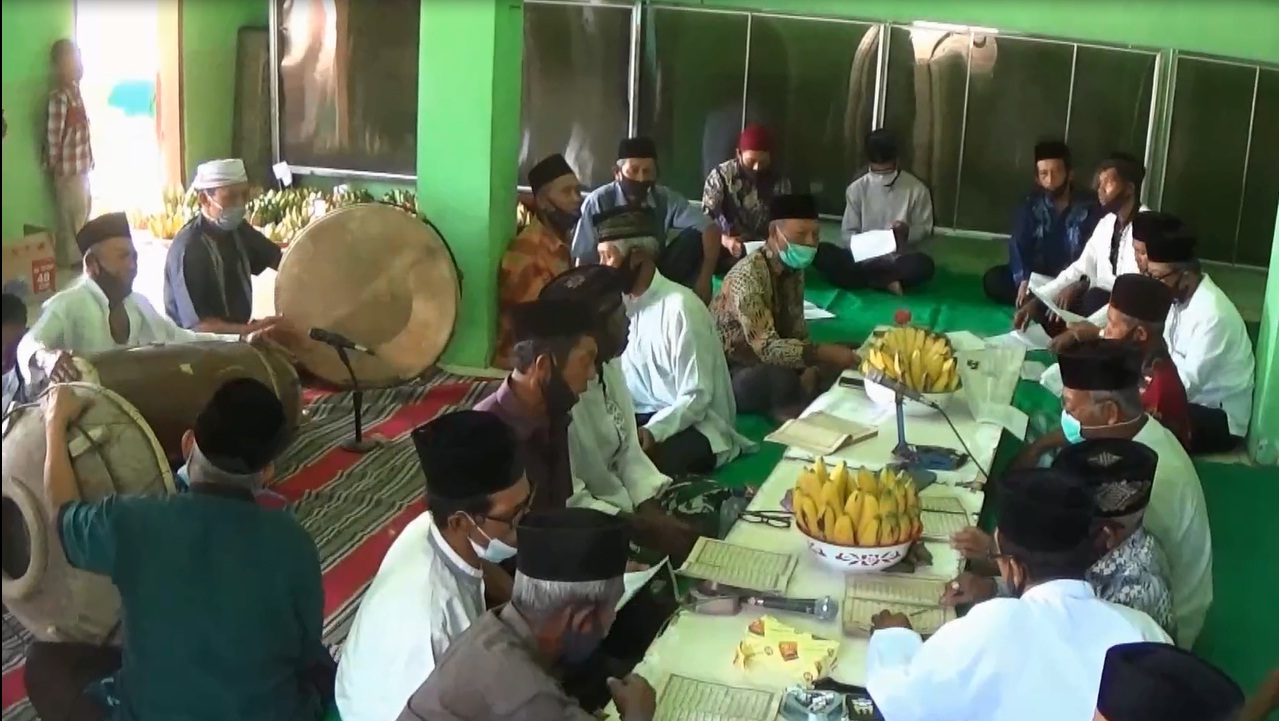 Warga Desa Sambirobyong,  Kecamatan Sidorejo,  Kabupaten Magetan mengelar Maulid Nabi dengan musik gembrungan. (metrotv)