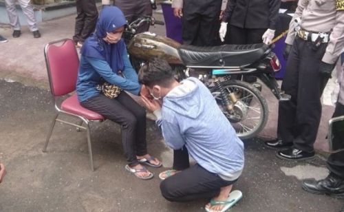 Rizal Fatoni, pelaku ugal-ugalan di jalan dihukum meminta maaf pada ibunya di Mapolres Tulungagung. 