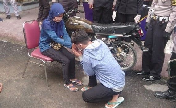 Mabuk Amer, Pemuda Ugal-ugalan Tulungagung Dihukum Bersimpuh di Kaki Ibu