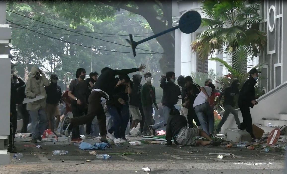 Kerusuhan di Malang dalam aksi penolakan omnibus law (Foto / Metro TV)