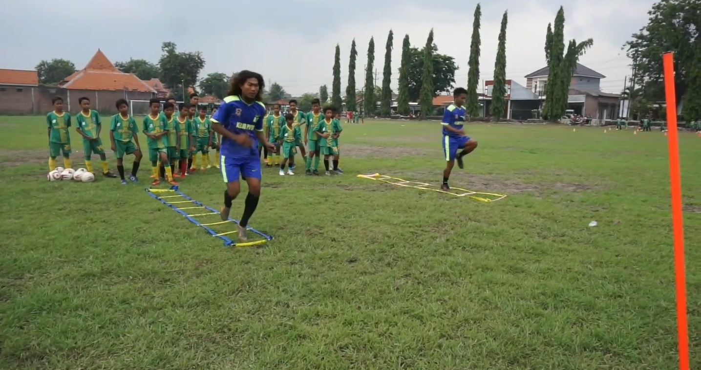 Sejumlah Pemain Nasional Melatih Sekolah Sepakbola Kampung