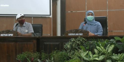 Gubernur Jatim, Khofifah Indar Parawansa bersama Ketua SPSI Jatim Ahmad Fauzi saat penetepan UMP Jatim 2021 (Foto / Metro TV) 
