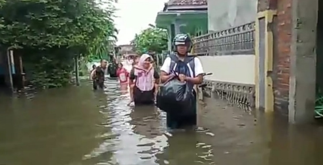 Sejumlah warga memilih mengungsi akibat banjir menggenang di Pasuruan (Foto / Metro TV)