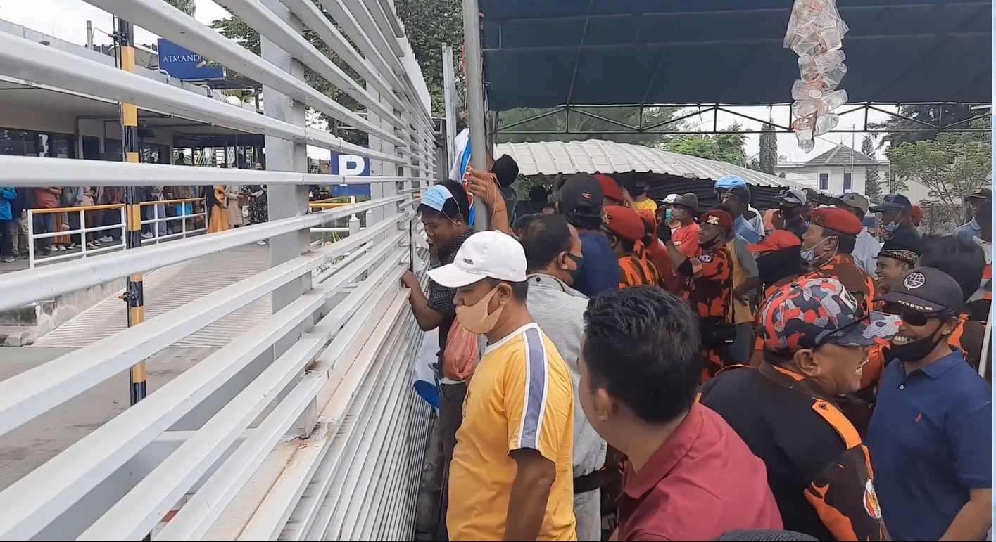 Sejumlah warga hendak memaksa masuk ke pabrik lantaran tak kunjung ditemui (Foto / Metro TV)