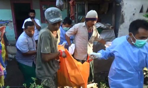 Warga bersama petugas mengevakuasi jasad Eko dengan leher nyaris putus di Nguling, Pasuruan. (Foto / Metro TV)