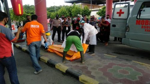 Proses evakuasi mayat Abdul Rohman di Terminal Kertonegoro, Ngawi (Foto / Metro TV) 