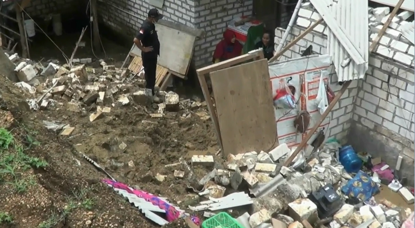 Kondisi rumah yang diterjang longsor di desa Desa Brengkok, Kecamatan Brondong, Lamongan (Foto / Metro TV)