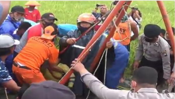 Hirup Gas Beracun, Pasutri Tewas Berpelukan Dalam Sumur
