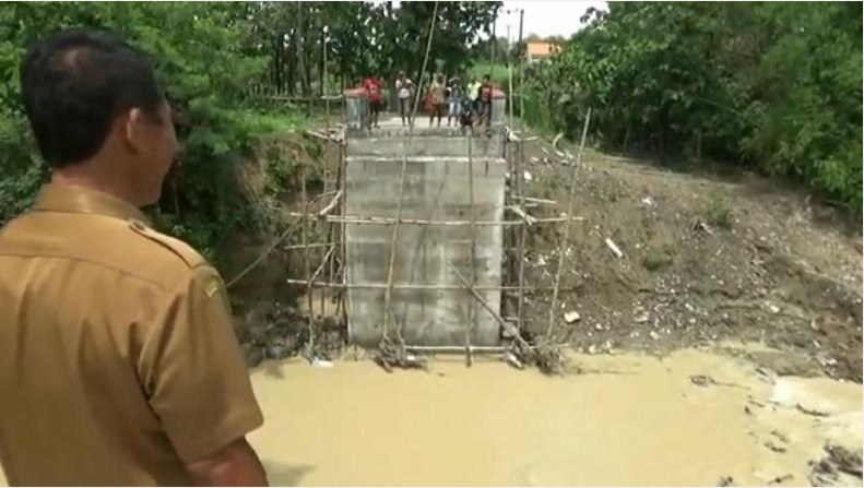 Kondisi jembatan penghubung di Kedungadem yang hanyut terbawa arus sungai (Foto / Metro TV)