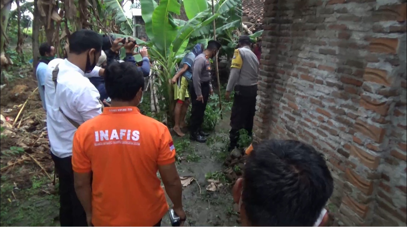 Polisi melakukan olah TKP di lokasi kubangan air yang menewaskan Edwin (Foto / Metro TV)