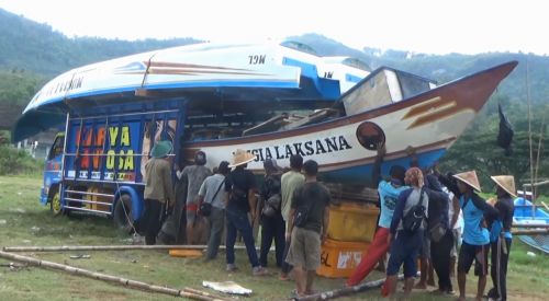 Sejumlah nelayan bergotong royong mengemas  perahunya dari bumi Pacitan dan memilih pulang kampung (Foto / Metro TV)