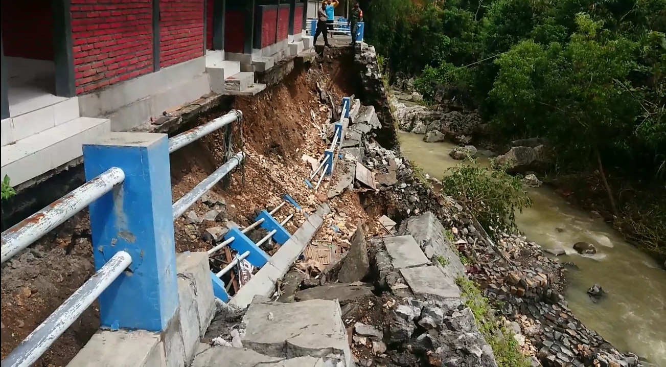 Longsor di wisata Gua Lawa Trenggalek harus segera ditangani jika tak ingin meluas (Foto / Metro TV)