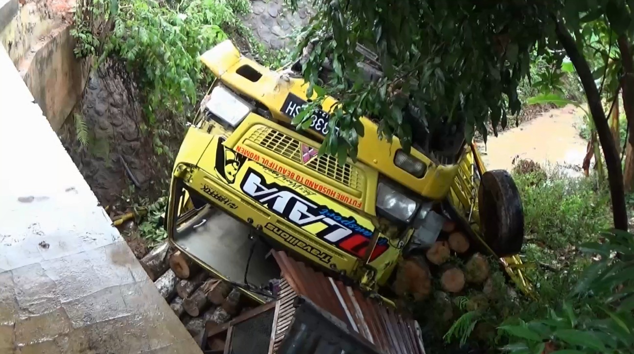Nyaris Adu Banteng, Truk Pengangkut Kayu Terjun ke Sungai
