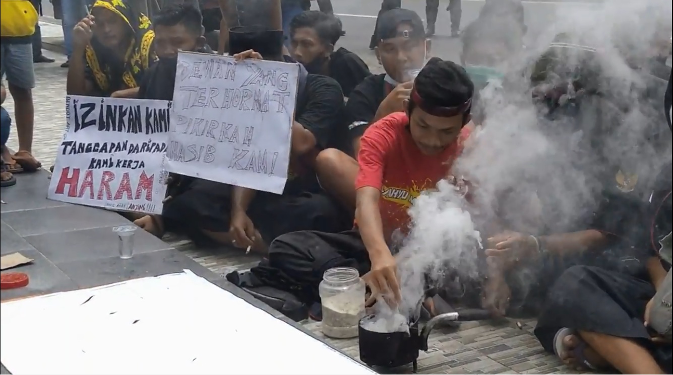 Ratusan pekerja seni membakar kemenyan di depan gedung dewan Madiun (Foto / Metro TV)