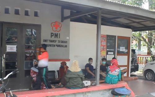 Antrian masyarakat di Kantor PMI Bangkalan (metrotv) 