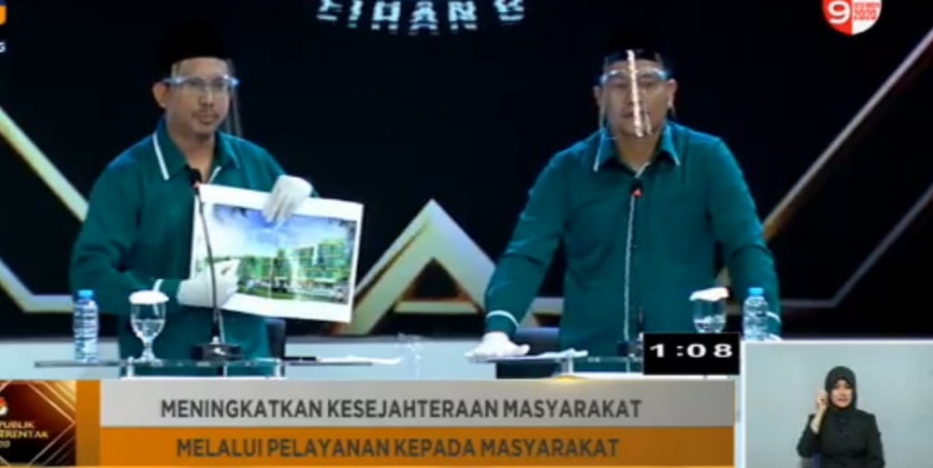 Pasangan Muhdlor-Subandi saat mengikuti debat terkait visi dan misi calon bupati Sidoarjo (Foto / Metro TV)