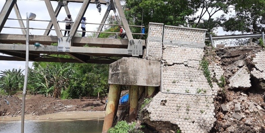 Kondisi jembatan Glendeng yang ambrol (Foto / Metro TV)