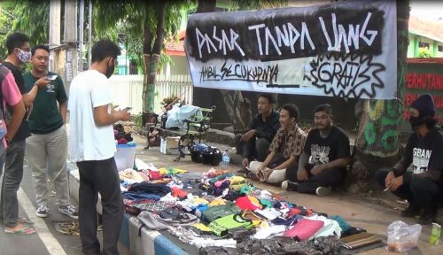 Pasar tanpa uang banyak diminiati warga masyarakat Probolinggo. (metrotv)  