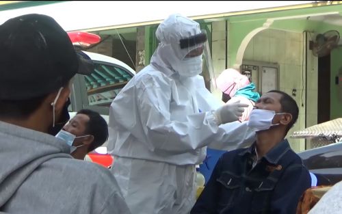 Warga yang terjaring razia wajib menjalani tes swab. (metrotv)