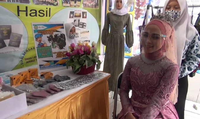 Salah satu pelajar unjuk kebolehan tata rias dalam SMA Double Track di Kantor Dinas Pendidikan Jawa Timur. (metrotv)