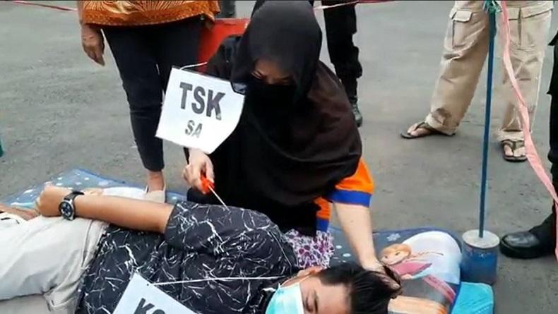 Adegan pelaku Silvia saat menggorok leher suaminya (Foto / Metro TV)