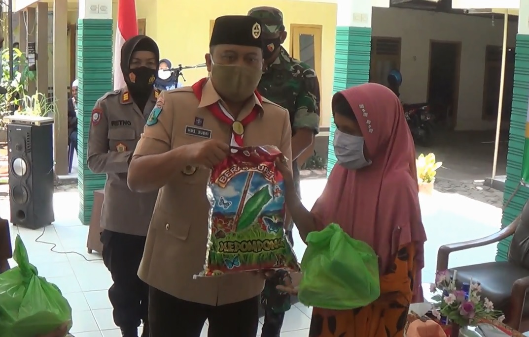 Wakil Wali Kota Probolinggo, Mohammad Saufis Subri menyerahkan sembako berharga murah kepada warga. (metrotv)