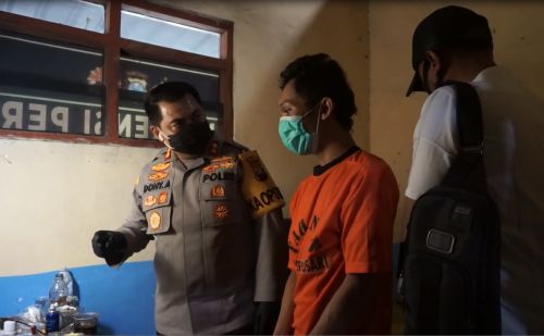 Kapolres Mojokerto, AKBP Dony Alexander melihat lokasi pembuatan narkoba jenis sabu. (metrotv)