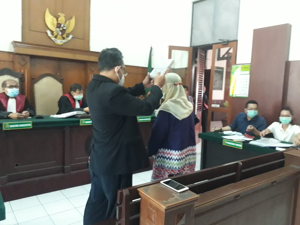 Rahmawati, staf dari notaris Caroline Constantina disumpah sebelum bersaksi