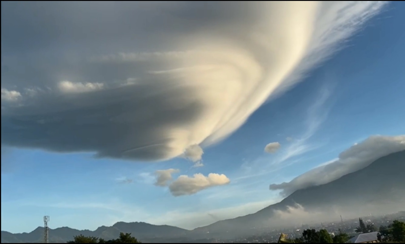 Penampakan awan lentikularis di atas Gunung Welirang. (metrotv)