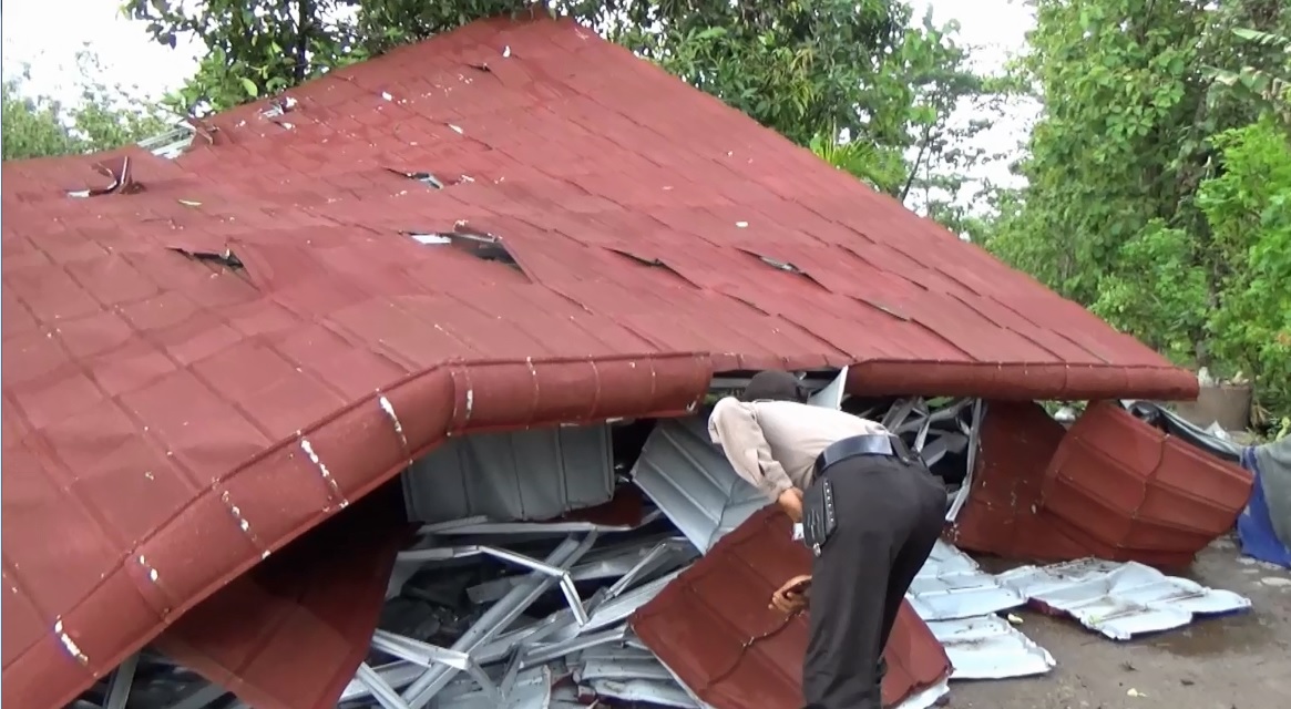 Puting Beliung Rusak Ratusan Rumah di Ngawi