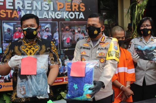 Kapolresta Malang Kota, Kombes Leonardus Simarmata menunjukan barang bukti. (medcom.id)