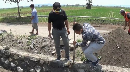 Anggota DPRD Kabupaten Blitar melakukan sidak di lokasi pembangunan irigasi. (metrotv)