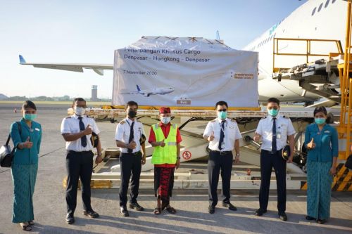  Garuda Indonesia melakukan penerbangan perdana rute khusus kargo Denpasar – Hongkong (foto/ist)