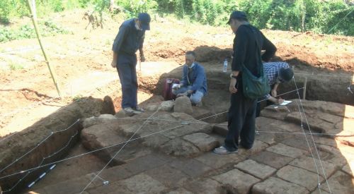 Tim BPCB Trowulan saat melakukan proses ekskavasi situs Langlang, Malang (Foto / Metro TV)