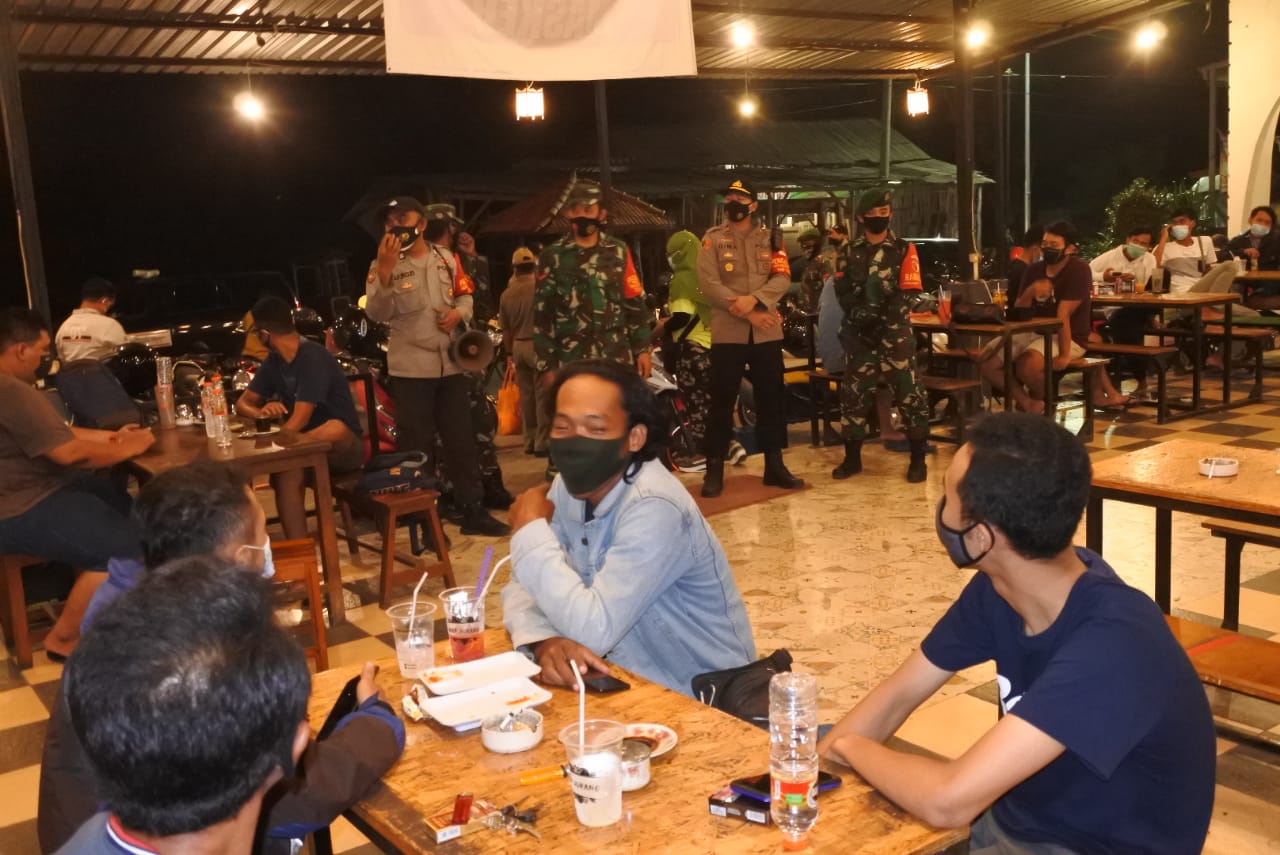 Sisir Kafe di Gresik, Kapolsek Manyar Ingatkan Wajib 3M