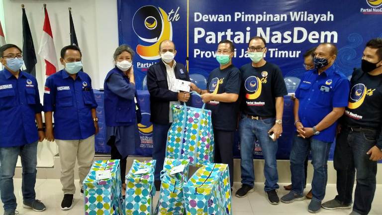 Partai Nasdem menyerahkan secara simbolis pemberian paket sembako dalam rangka HUT Nasdem ke 9 tahun (Foto / Istimewa)