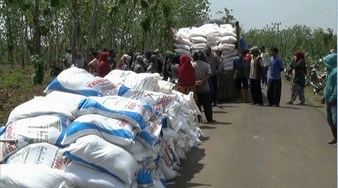 Ratusan petani di Desa Jadi, Semanding Tuban membajak mobil pengangkut pupuk bersubsidi (Foto / Metro TV)