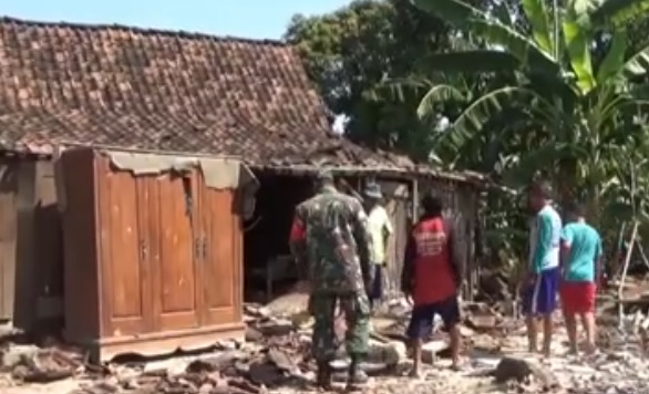 Rumah salah satu warga yang roboh usai diterjang angin kencang dan hujan deras (Foto / Metro TV)