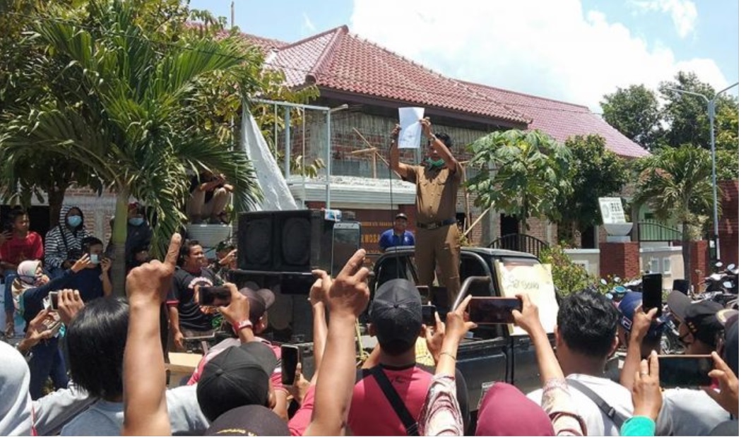 Sejumlah warga mendemo oknum perangkat desa yang hamili janda (Foto / Metro TV)