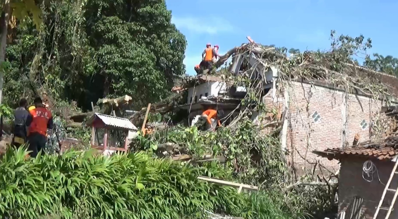 Sebuah rumah di Magetan rusak berat tertimpa pohon tumbang. (metrotv)