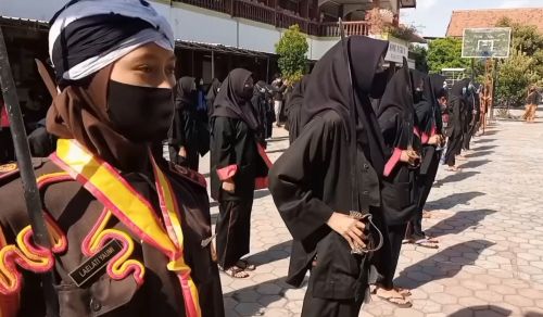 SMK PGRI 1 Ponorogo mengelar upacara dengan berpakaian adat lengkap dengan senjata tradisional. (metrotv)