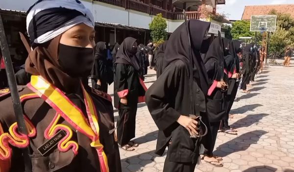 Gelar Upacara,  Siswa SMK 1 Ponorogo Tenteng Pedang Hingga Panah