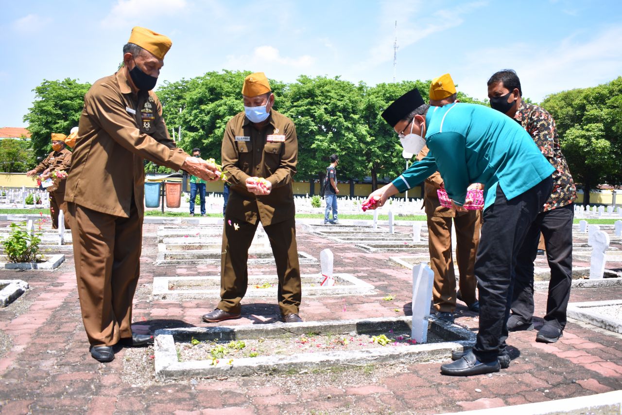 Kandidat bupati Sidoarjo  Muhdlor Ali  menabur bunga di Taman Makam Pahlawan. (ist)