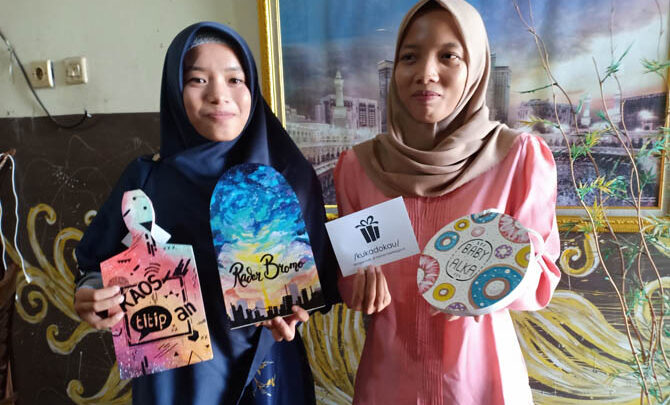 Leda Azzadinnas Haque dan Ledy Fitra Ramadhani menunjukkan hasil karya telenan lukis mereka (Foto / Metro TV)