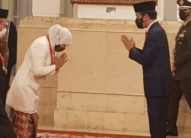 Presiden Jokowi Anugerahkan Bintang Mahaputera Utama Kepada Gubernur Khofifah